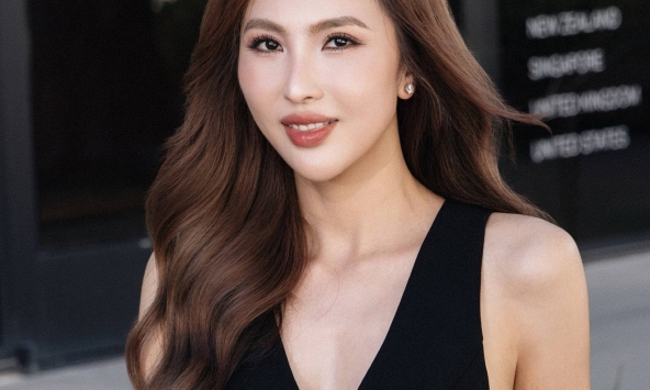 Hoa hậu Tiffany Trúc Châu phối đồ thanh lịch dạo phố Hollywood