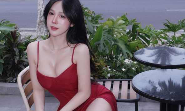 Mặc đầm dạ hội đi cafe, hot girl Tú Uyến tiếp tục 'chơi chiêu' khiến CĐM ngỡ ngàng