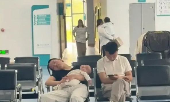 Một người ôm con đến kiệt sức, một người ôm điện thoại thờ ơ: Bức ảnh đó đã khiến hàng nghìn mẹ bỉm bật khóc