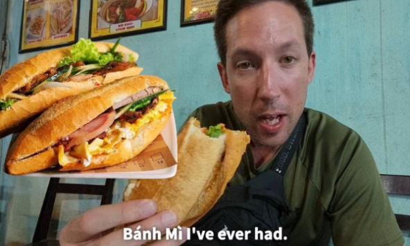 Quán nhỏ ở Hội An ai vào cũng gọi chủ quán là mẹ, khách Canada tấm tắc: 'Có bánh mì ngon nhất tôi từng ăn'