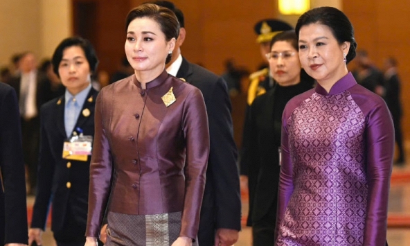 Trang phục cùng mang sắc tím của bà Ngô Phương Ly và Hoàng hậu Thái Lan gây chú ý
