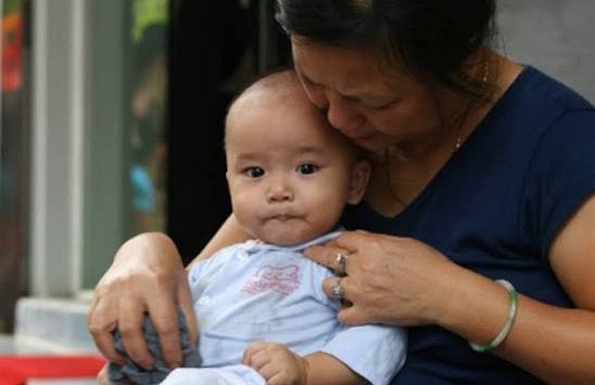 Trẻ được ông bà nuôi lớn thường có những nét tính cách đặc biệt nào?