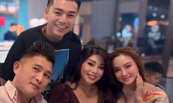 Vy Oanh sang Mỹ gặp cả chồng cũ Hồng Đào, khoe nhan sắc “má bánh bao”