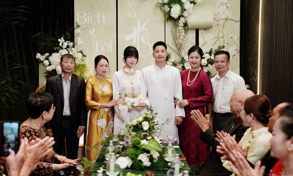 Cựu cầu thủ U23 Việt Nam cưới vợ, cô dâu xinh đẹp vàng đeo trĩu cổ