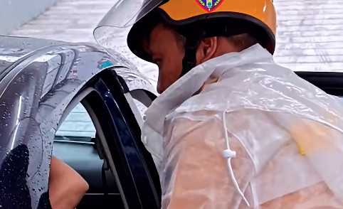 Giữa mưa lớn, hành động của CSGT Hà Nội gây sốt
