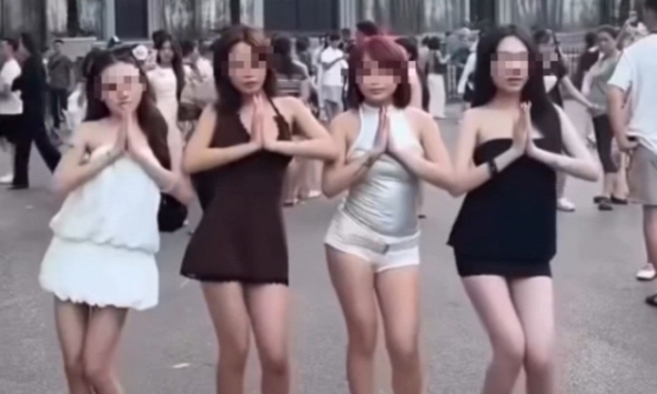 Hot 'rần rần' vụ việc của nhóm bạn trẻ 'nhảy TikTok' trước Nhà Thờ Lớn, có thái độ thiếu chuẩn mực khiến MXH bàn tán