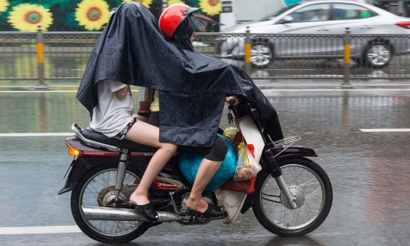 Mặc áo mưa khi đi xe máy: 5 cách tưởng giúp chống ướt tốt hơn lại có thể gây thêm rắc rối