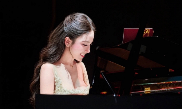 Đã mắt với nhan sắc tựa tiểu thư khuê nữ của hot girl piano