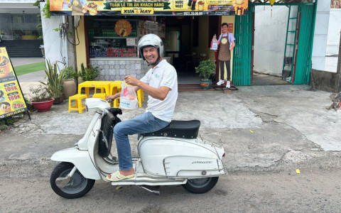 Nam nghệ sĩ Việt ai cũng biết mặt về Tây Ninh mở quán lẩu bình dân, tự tay giao từng đơn hàng 