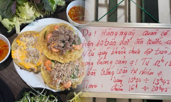 Bánh xèo “gây thương nhớ”: Khách chờ gần 1 tiếng vẫn không bỏ cuộc