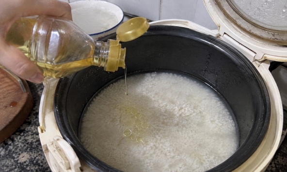Vì sao nên cho vài giọt dầu ăn vào nồi khi nấu cơm? Nhiều người ước biết sớm hơn