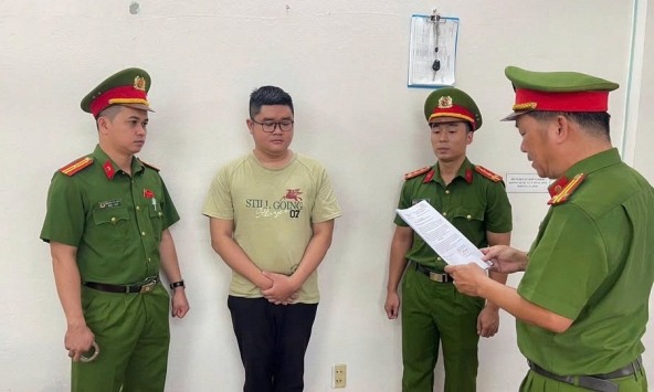 Bắt cựu nhân viên ngân hàng Nguyễn Đặng Duy SN 1999 để điều tra về số nợ 1,98 tỷ đồng