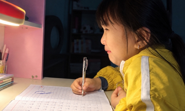 Con làm bài tập mãi không xong, đánh mắng có thực sự hiệu quả?