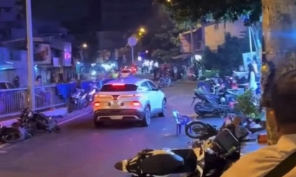 Nam thanh niên lái ô tô tông loạt xe máy trên đường ở TP.HCM: Do cô gái đi cùng không chịu lên xe