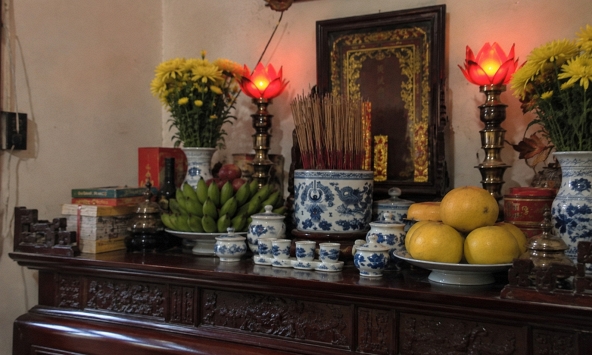 Trước khi thắp hương nên làm gì đầu tiên?