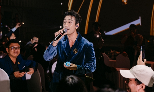 Dương Edward hát live tiếng Anh 'dát vàng lỗ tai', visual 'ông bố 2 con' gây chú ý