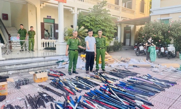 Khám xét khẩn cấp 2 địa điểm, khởi tố Ninh Văn Thanh SN 2002, tịch thu 1 tấn tang vật