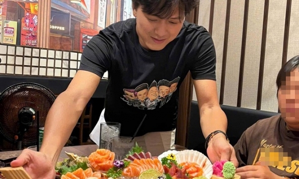 Nam nghệ sĩ đình đám đi bán sushi ở đường số 7, phường An Lạc, TP.HCM