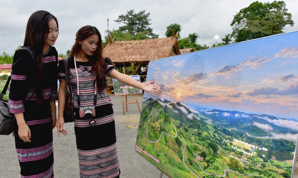 Triển lãm ảnh 'Ba Vì hôm nay, Khát vọng ngày mai'