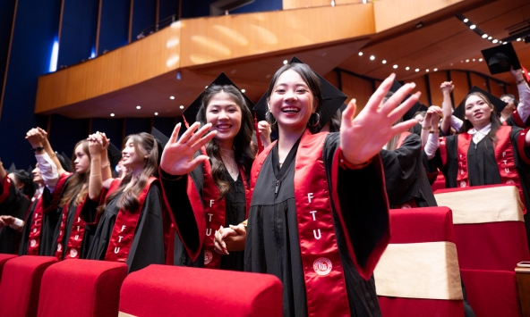 Toàn cảnh lễ trao bằng tốt nghiệp đợt 2 năm 2026 tại ngôi trường được mệnh danh 'Harvard Việt Nam'