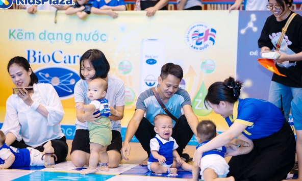Bé 7-18 tháng tham gia sân chơi đông người: Cha mẹ cần chuẩn bị những gì?