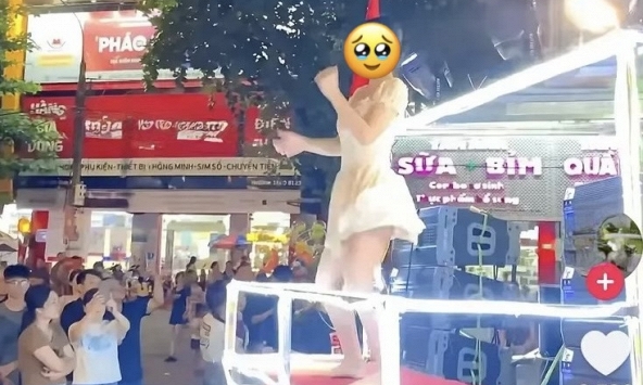 Dân tình 'nhức mắt' cảnh rước đèn biến tướng: Nhảy nhót 'cà hẩy', trang phục hở hang gây phản cảm