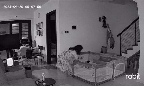 Dù sắp ngất, người mẹ vẫn cố đặt con vào cũi an toàn: Clip chưa đầy 1 phút khiến nhiều người nghẹn lòng