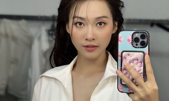 Khả Ngân tung ảnh hờ hững, phấn khích nhờ cộng đồng mạng chấm điểm về giao diện mới “cook”