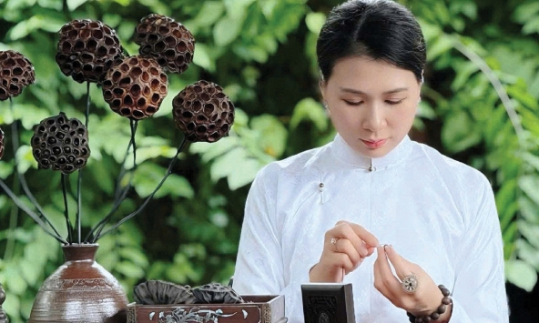 Từ đài sen cuối mùa đến một thương hiệu quà tặng của Huế