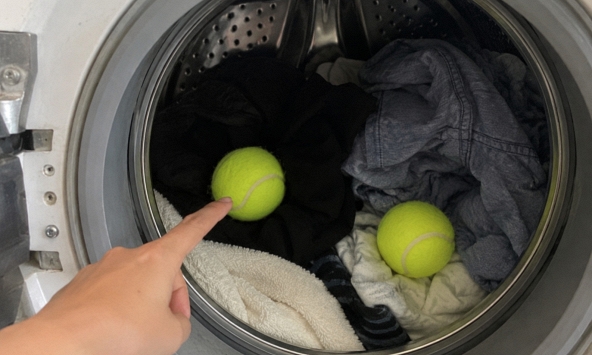 Bỏ 2 quả bóng tennis vào máy giặt, tôi công nhận người nghĩ ra mẹo này có IQ 'đỉnh nóc'