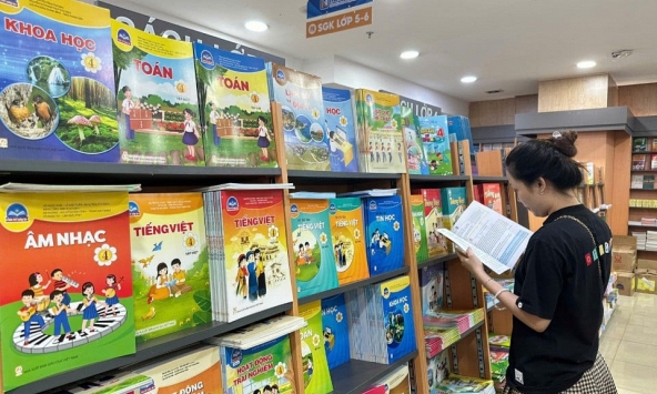 Thế hệ bố mẹ Gen Z, sách giáo khoa cũng mua trên Shopee, TikTok