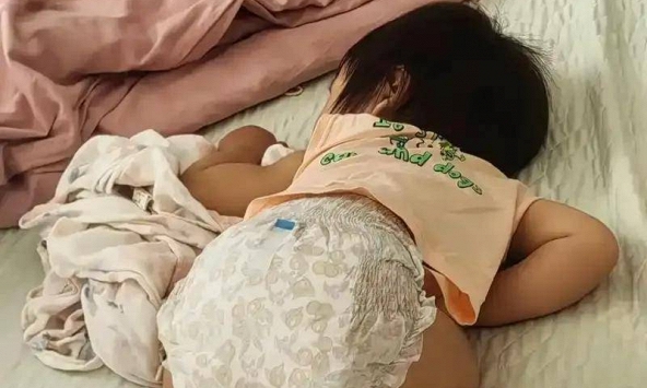 7 điều bố mẹ cần kiểm tra nếu bé ngủ cứ lăn qua lăn lại