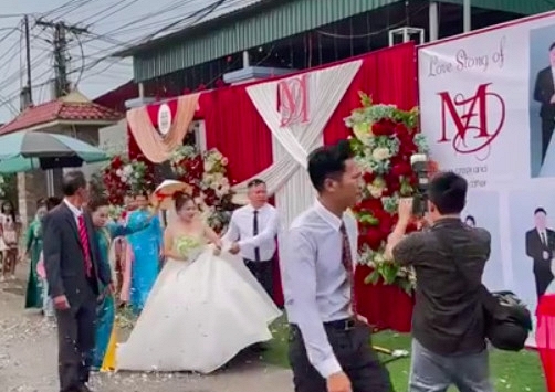 Đám cưới cách nhau 1 bức tường, cô dâu chú rể công khai mối quan hệ khiến cả xóm ngỡ ngàng