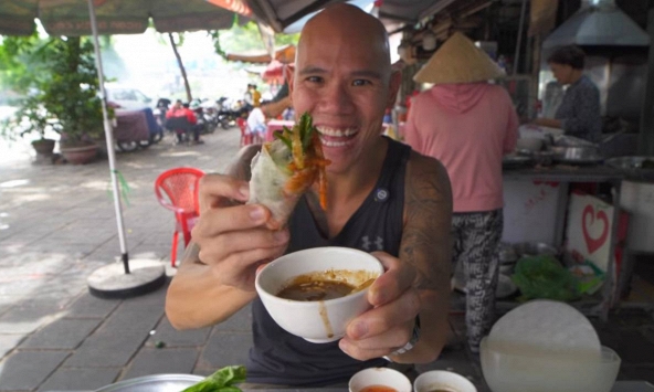 Khách Tây nếm thử món thịt bốc khói tại TP.HCM, ngỡ ngàng vì chén nước chấm đậm màu được pha chế lạ