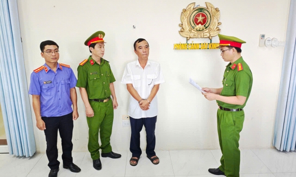 Thi hành lệnh bắt tạm giam cán bộ thuế Phạm Quốc Trưởng SN 1978