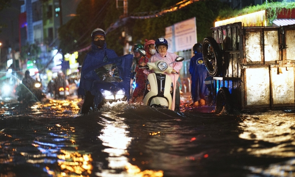 TP.HCM mưa lớn liên tiếp: Dân công sở khổ không ai bằng, tan làm gặp ngập, xe hư, về nhà vẫn còn một “núi” việc