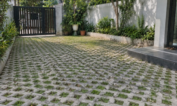 Vì sao ngày càng nhiều gia đình không còn đổ bê tông kín sân? 2 cách làm sân mát, đẹp, bớt bí đang dần thành xu hướng mới
