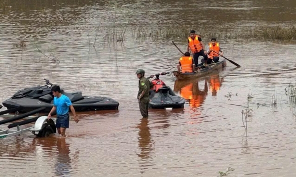 Vụ phát hiện ô tô bị lũ cuốn trôi: Danh tính nữ tài xế nghi mất tích, hàng chục người đang tìm kiếm