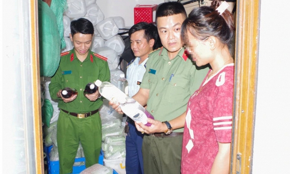 Cận cảnh hiện trường công an đột kích điểm kinh doanh của Vũ Thị Xuân Trà SN 2001