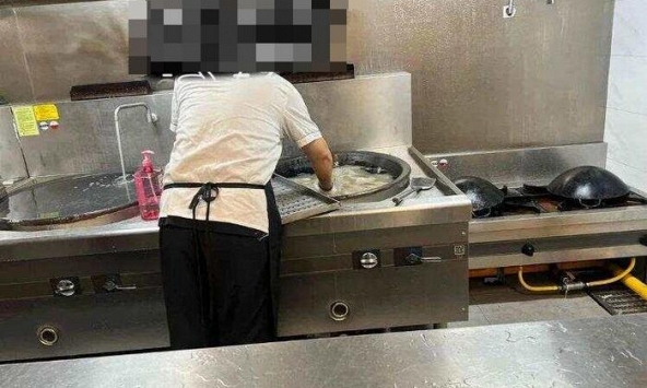 Hàng chục trẻ nôn ói sau bữa trưa, cô giáo hé lộ cảnh khó tin trong bếp ăn: 11 người lập tức bị xử lý