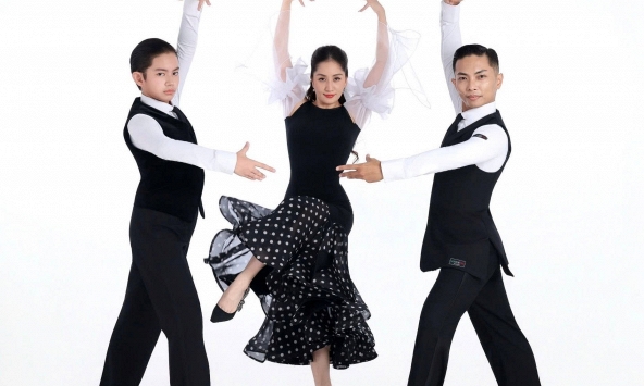 Khánh Thi - Phan Hiển tung bộ ảnh gia đình khiêu vũ: Bé Kubi đỉnh cao thần thái 'con nhà nòi'!