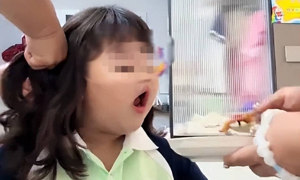 Khoe con gái mới 6 tuổi nặng 45kg, khi cô bé ngẩng đầu khiến dân tình lên tiếng: 'Con đang có vấn đề bố mẹ cần cho đi khám'