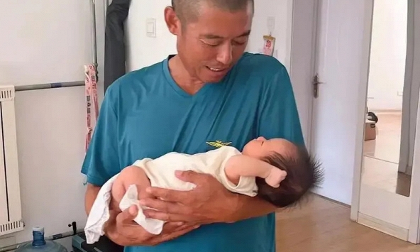 Mẹ hoảng hốt khi phát hiện tã của con gái mới sinh có vệt máu: Vội đưa con đến viện nhưng bác sĩ nói không cần điều trị