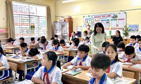 Phụ huynh vào lớp, cùng con trải nghiệm một tiết học mở