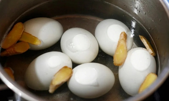 Vì sao nên đập dập một củ gừng vào nồi luộc trứng vịt lộn? Nhiều người tiếc vì không biết