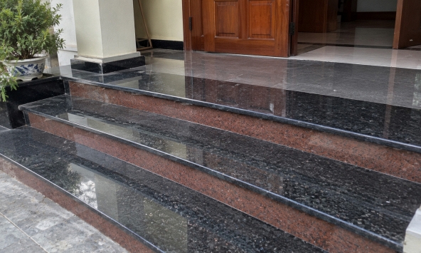 Vì sao ngày càng nhiều gia đình không còn làm bậc tam cấp bằng đá bóng? 2 vật liệu đẹp, bớt nỗi lo trơn trượt đang thành xu hướng mới