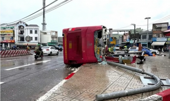 Vụ xe khách lật nghiêng, 2 người tử vong: Nghe tiếng con khóc mà không thể giúp được gì