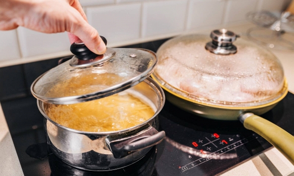 Vung nồi bỗng dính chặt vào mặt bếp: Nhấc lên ngay là điều nên tránh