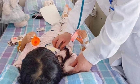 Bé gái 3 tuổi vô tình nuốt kẹo cao su, người bà nhanh chóng làm 1 động tác 'cấp cứu': Bác sĩ nghe xong hết lời khen