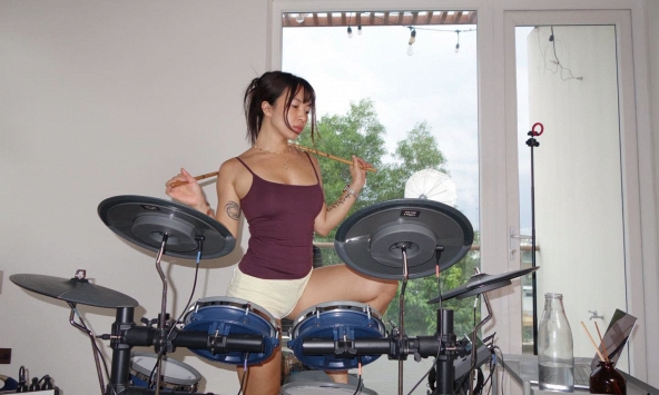 Cận cảnh vóc dáng gợi cảm của hot girl thể hình khi chơi trống